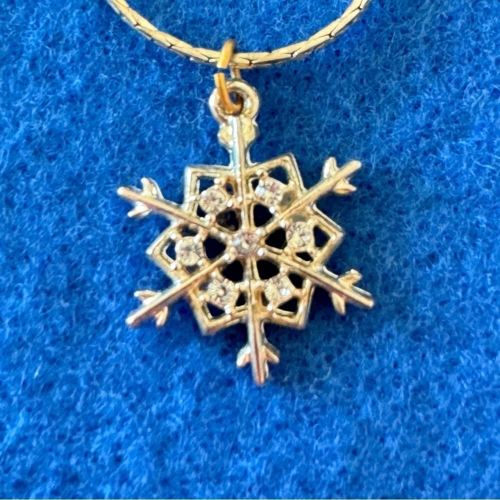 Vintage Silver Diamond Rhinestone Snowflake Charm Pendant Vintage Necklace - Picture 5 of 13